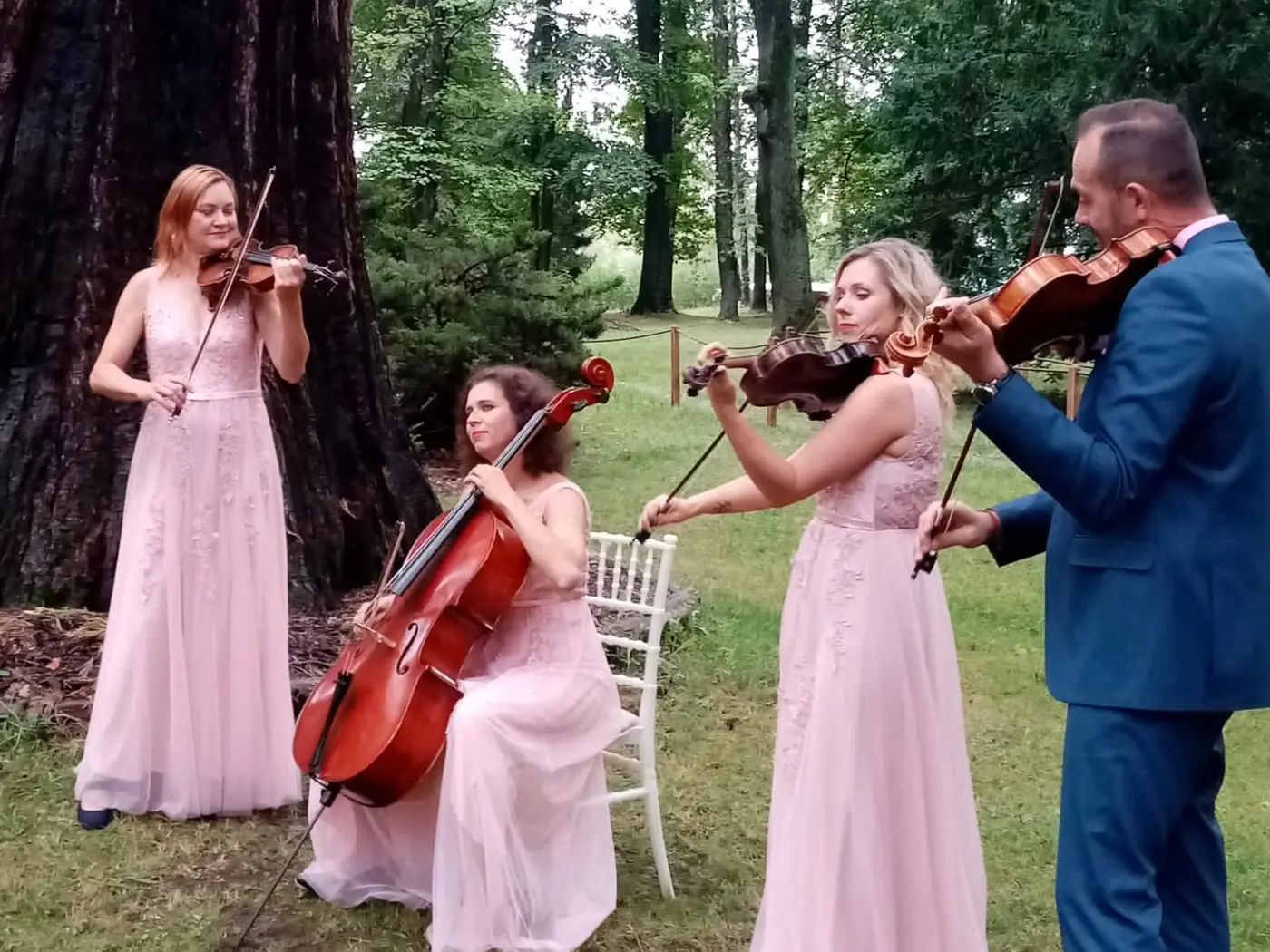 Live wedding music in Prague - violin duo and quartet